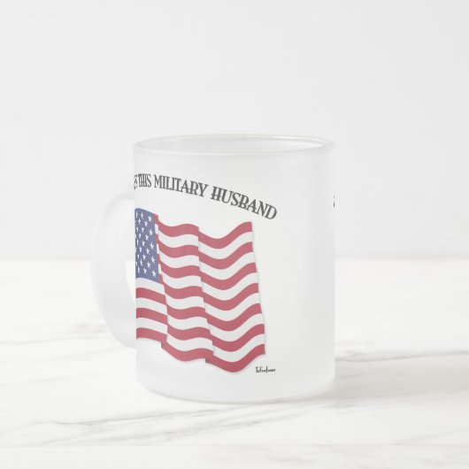 神はこの軍隊の夫を米国の旗で祝福する フロストグラスマグカップ (正面左)