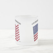 神はこの軍隊の夫を米国の旗で祝福する フロストグラスマグカップ (中央)