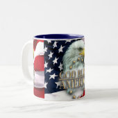 神はアメリカのワシを賛美します ツートーンマグカップ (正面左)