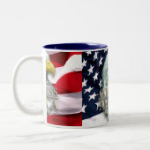 神はアメリカのワシを賛美します ツートーンマグカップ (左)