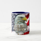 神はアメリカのワシを賛美します ツートーンマグカップ (中央)