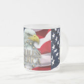 神はアメリカのワシを賛美します フロストグラスマグカップ (正面右)