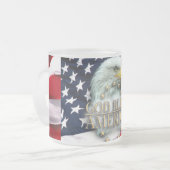 神はアメリカのワシを賛美します フロストグラスマグカップ (正面左)