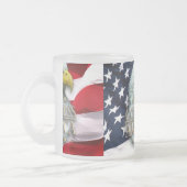神はアメリカのワシを賛美します フロストグラスマグカップ (左)