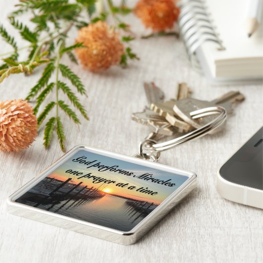 神は一度に一つの祈りの言葉を行う キーホルダー (側面)