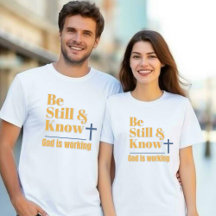 神は働いている 静かに信頼する ユニセックスTシャツ