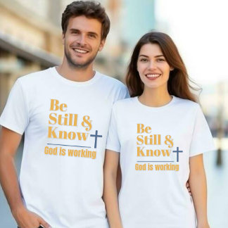 神は働いている 静かに信頼する ユニセックスTシャツ Tシャツ