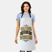 神は働くヴィンテージ信仰タイポグラフィーTシャツ_1 エプロン (着用した状態)