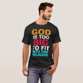 神は大き過ぎて一つの宗教になじめない Tシャツ (正面フル)