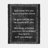 神は常にあなた方と共にあり、決して一人ではない フリースブランケット (正面)
