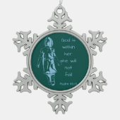 神は彼女と一緒にいる彼女は失敗しない聖なる書物、 経典引用文 スノーフレークピューターオーナメント (正面)