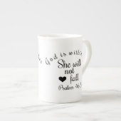 神は彼女によってが詩聖書のころばない彼女の内にあります ボーンチャイナマグカップ (正面右)