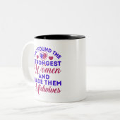 神は最も強い女性を見つけた助産師 ツートーンマグカップ (正面左)