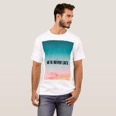 神は決して遅れない  Tシャツ (正面フル)