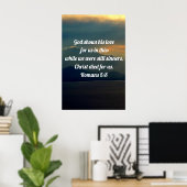 神は私たちに彼の愛をローマ人に示す5:8 ポスター (ホームオフィス)