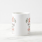 神は私にはできないところで働いている 励ましの引用句 コーヒーマグカップ (中央)