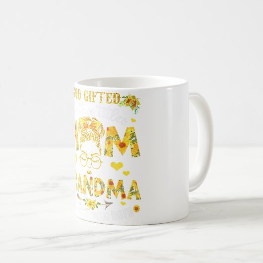 神は私に2つのタイトルの母と祖母の花のモを与えた コーヒーマグカップ (正面右)