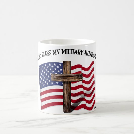 神は私の軍隊夫の頑丈なクロス米国国旗を祝福 コーヒーマグカップ (中央)