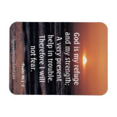 神は私の避難所であり、私の力バイブル引用文 マグネット (横)