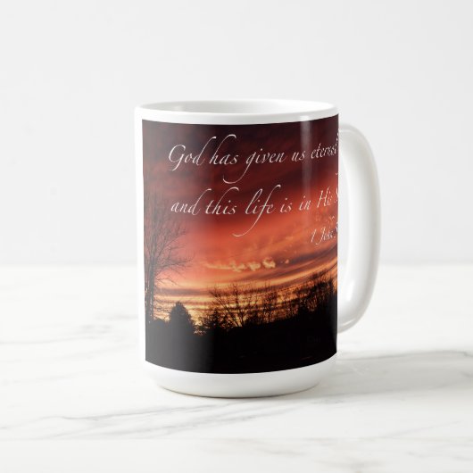 神は私達に永遠の人生のマグを与えました コーヒーマグカップ (正面右)