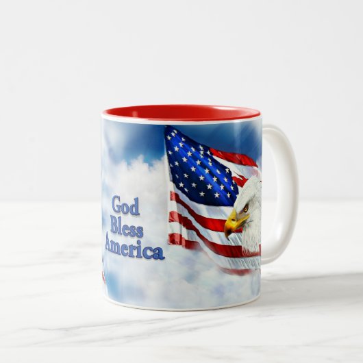 神は空のアメリカ、ワシ及び旗を賛美します ツートーンマグカップ (正面右)