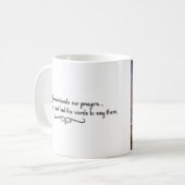神は…時でさえ私達の祈りの言葉を理解します (味方される2つ) コーヒーマグカップ (正面左)