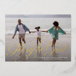 神への栄光の宗教的な1つの写真クリスマスエレガント 箔シーズンカード<br><div class="desc">神に栄光を！この一祝写の宗教的なクリスマスカードでシーズンの理由。キリスト教の挨拶は、水平方向の写真に対してクラシックスクリプトに独身の表示される。正面には名前や年などの文字カスタムの余地がある。この休日の写真カードの裏には、雪の結晶パターンを特徴とする緑の背景がある。このクリスマスカードで今シーズンの意味エレガントのあるメッセージを広げろ！</div>