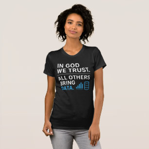 神を信じろ データを示せ Tシャツ