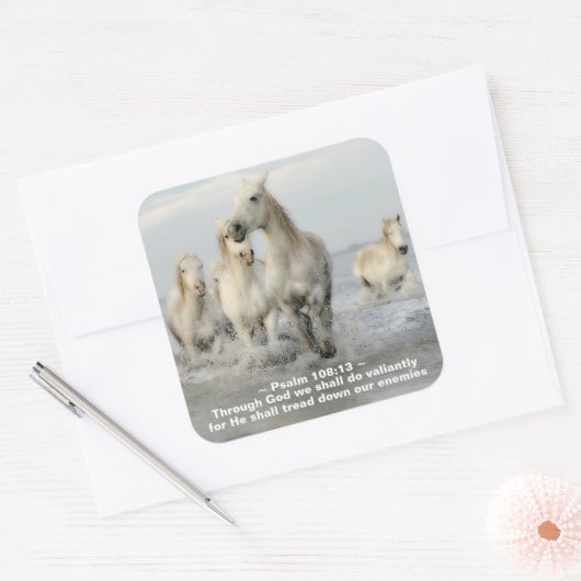 神を通して勇敢に詩篇108:13を行う スクエアシール (封筒)