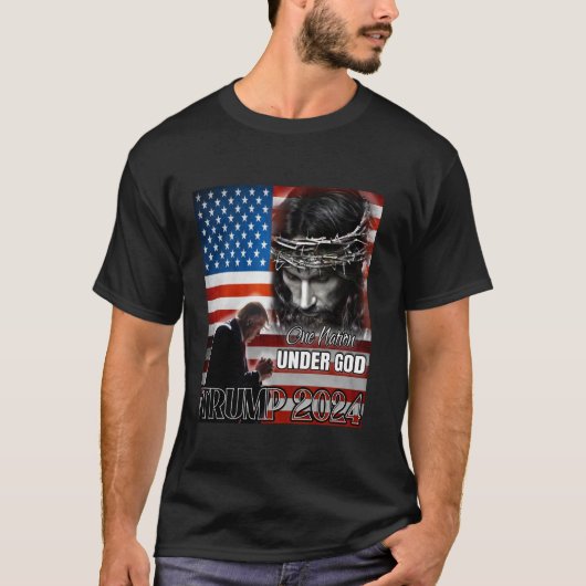 神トランプの下の1つの国2024神アメリカ国旗 Tシャツ (正面)