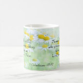 神与えよ勝利。- 1コリント15:57 コーヒーマグカップ (中央)