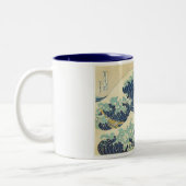 神奈川の海岸の沖の素晴らしい波 ツートーンマグカップ (左)