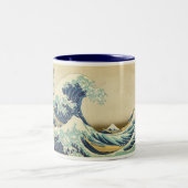 神奈川の海岸の沖の素晴らしい波 ツートーンマグカップ (中央)