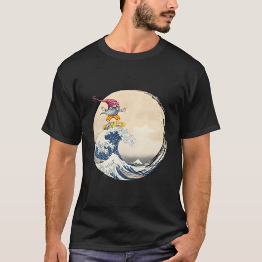 神奈川沖の大波に乗るバックサーフィン・ノーム Tシャツ (正面)