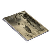 神社で十字のイエス・キリストに祈っている小さい男の子 ノートブック (右側)