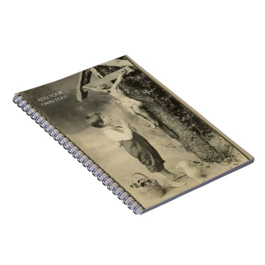 神社で十字のイエス・キリストに祈っている小さい男の子 ノートブック (右側)