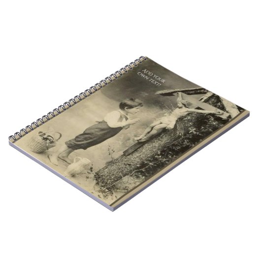 神社で十字のイエス・キリストに祈っている小さい男の子 ノートブック (左側)