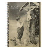 神社で十字のイエス・キリストに祈っている小さい男の子 ノートブック (正面)