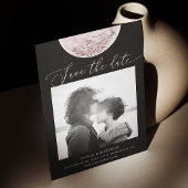 神秘の月 | エレガントなブラックコスモフォトウェディング セーブザデート