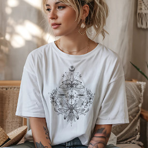 神秘の蛾と神聖な幾何学のグラフィック Tシャツ