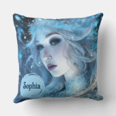 神秘的なアイスクイーン – ファンタジー冬の女神アート クッション (裏面)