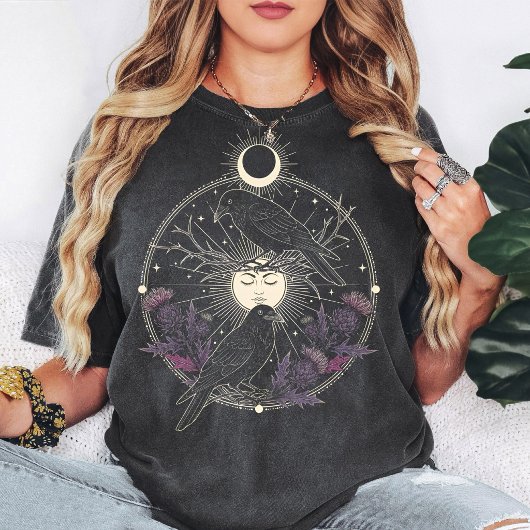 神秘的なカラスと月の天体グラフィック Tシャツ