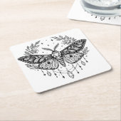 神秘的なゴシックな蛾　植物学的な天体のラインアート スクエアペーパーコースター (アングル)