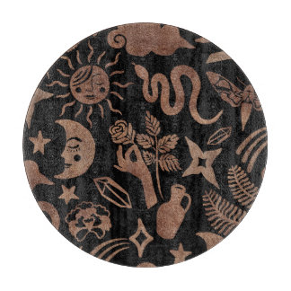 神秘的なシンボル：ヘビ、太陽、月。 カッティングボード