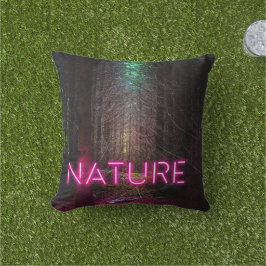 神秘的なトウヒの森の自然ネオンマゼンタのサイン アウトドアクッション