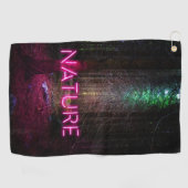 神秘的なトウヒの森の自然ネオンマゼンタのサイン ゴルフタオル (横)