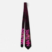 神秘的なトウヒの森の自然ネオンマゼンタのサイン ネクタイ (裏面)