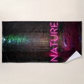 神秘的なトウヒの森の自然ネオンマゼンタのサイン ビーチタオル (正面)