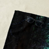 神秘的なトウヒの森の自然ネオンマゼンタのサイン ビーチタオル (インサイチュ)