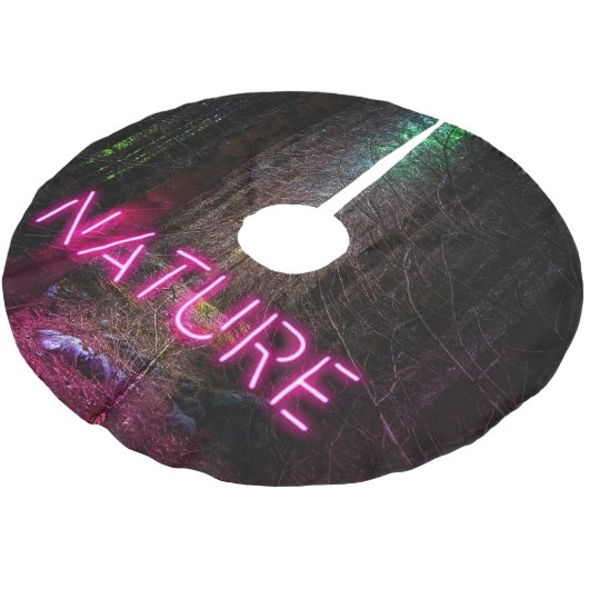 神秘的なトウヒの森の自然ネオンマゼンタのサイン ブラッシュドポリエステルツリースカート (アングル)